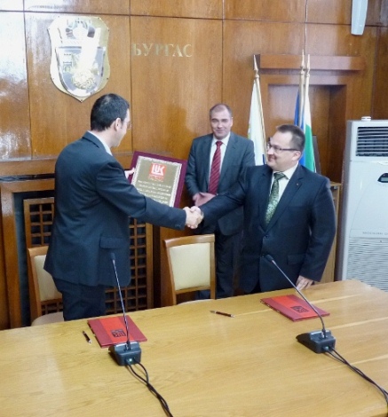Кметът Димитър Николов и председателят на Управителния съвет на ЛУКОЙЛ Нефтохим Бургас Сергей Андронов подписаха договор за дарение 